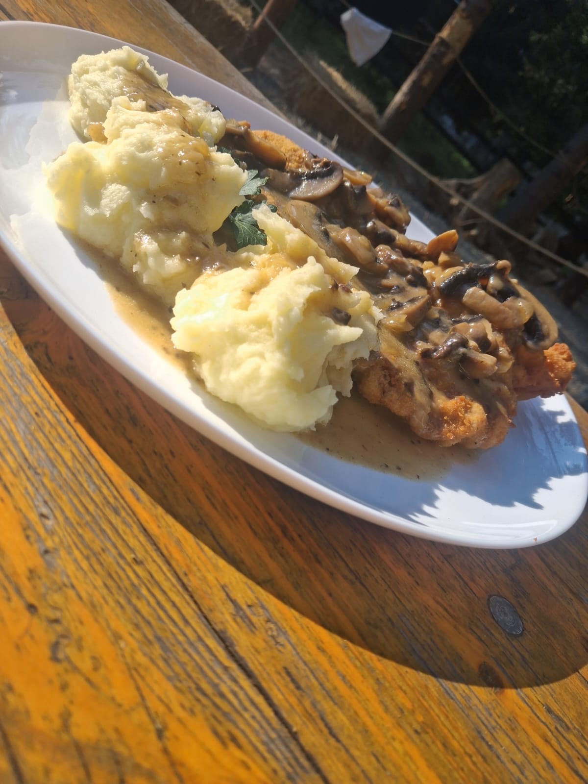 Jägerschnitzel cu piure și sos de ciuperci